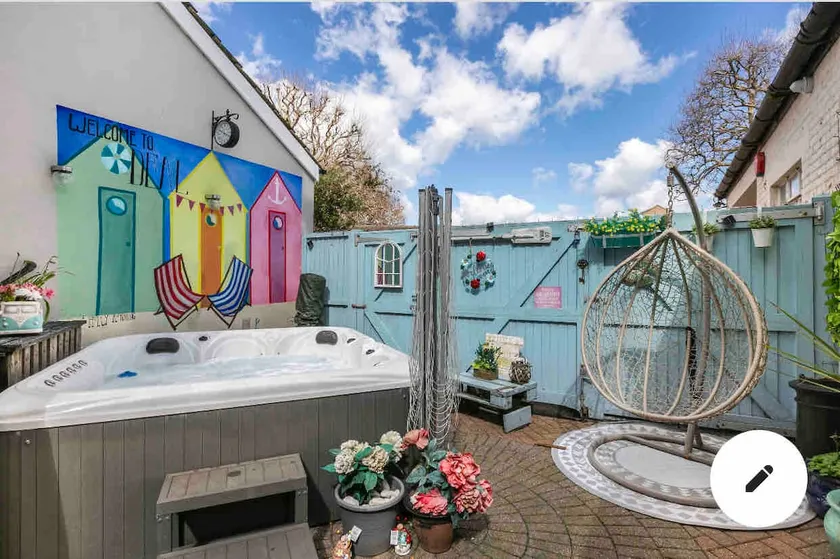 Hot tub Seawalk Hideaway boutique apartment - Image 1