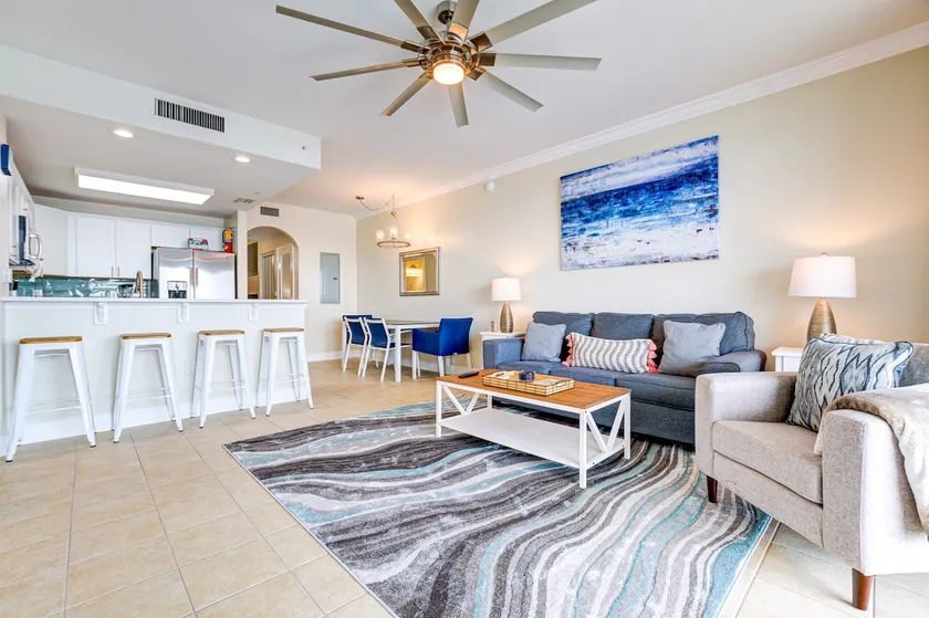 Spacious 1King/2Bath w/stunning lake view - Image 1