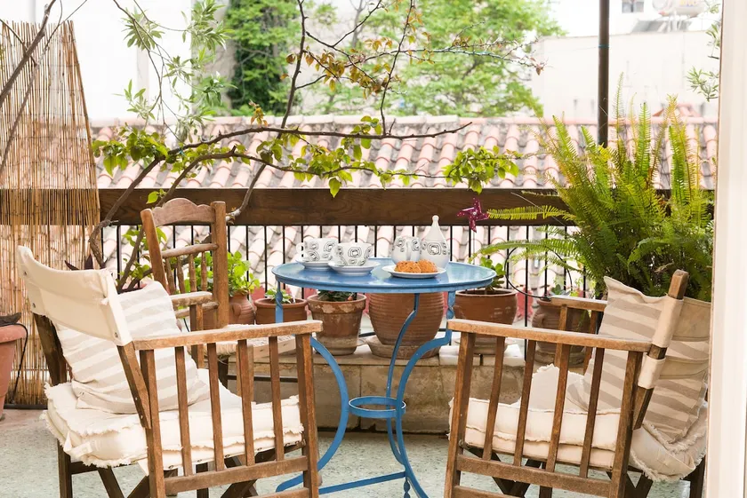 Stylish flat with veranda in the heart of Athens - Image 1
