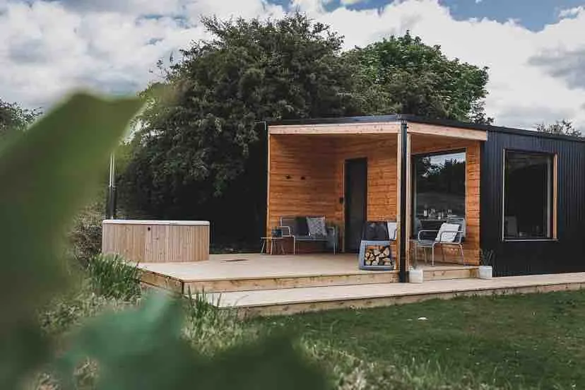 Stylish country lodge with wood fire hot tub - Image 1