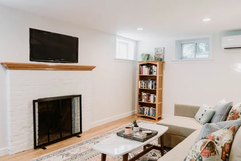 Light-filled 1br & outdoor escape with city access - Image 1