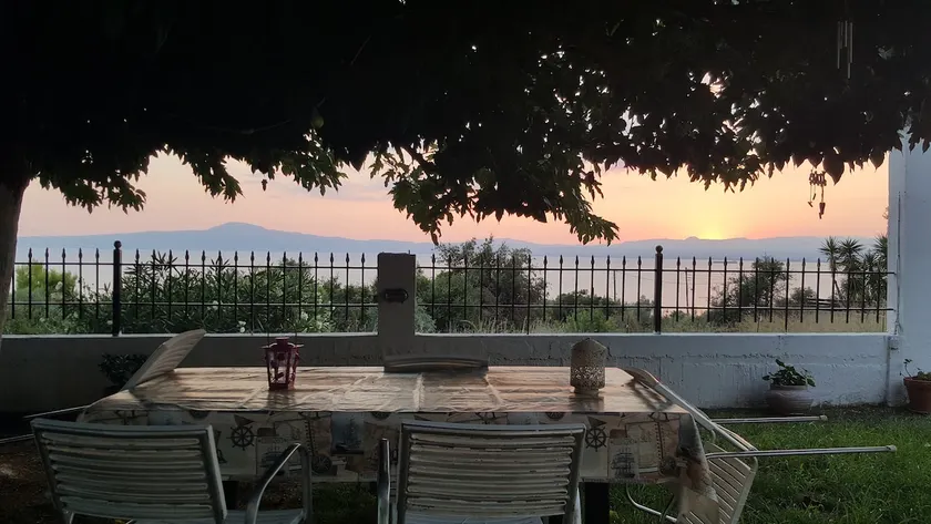 Sunset garden house - Image 1