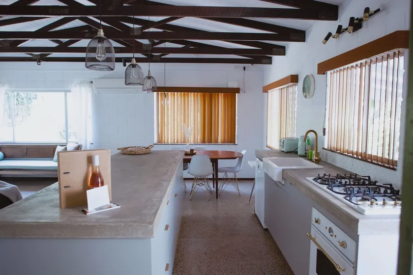 Casa degli anni '70 recentemente rinnovata. Cane / ragazzo amichevole. - Image 1