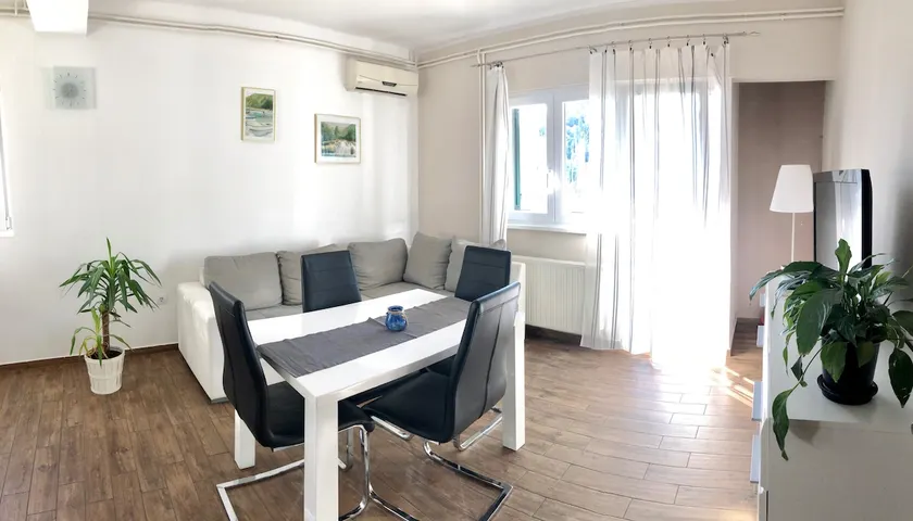 Formenti - spacious ap. -big balcony & marina view - Image 1