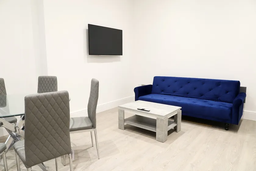 16 Queen Deluxe 2 bedroom apartment w parking - Image 1