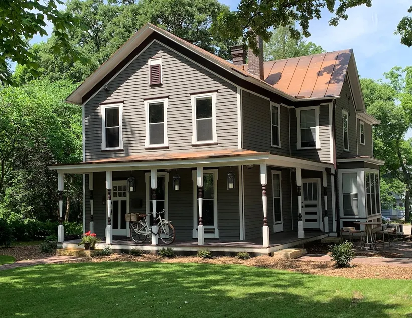 Upscale Summit Street stay in historic Iowa City - Image 1