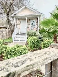 Charming East Cottage . Close to Airport - Image 1