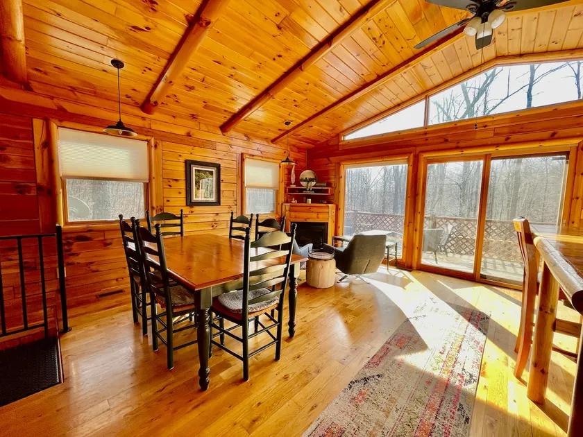 Pet friendly, hot tub, close to Hocking Hills! - Image 1