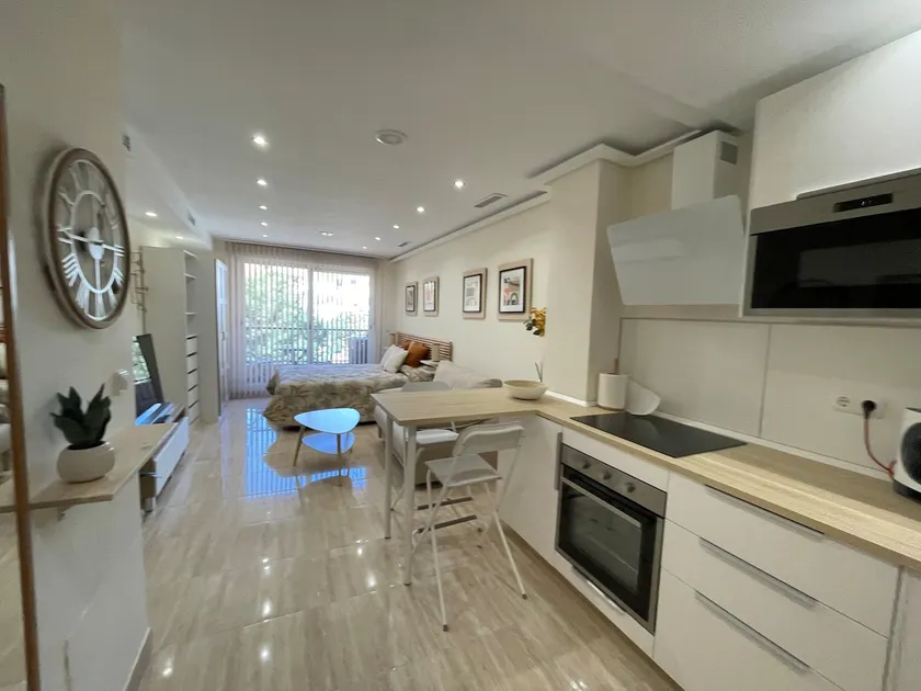 Beachside studio with parking. - Image 1