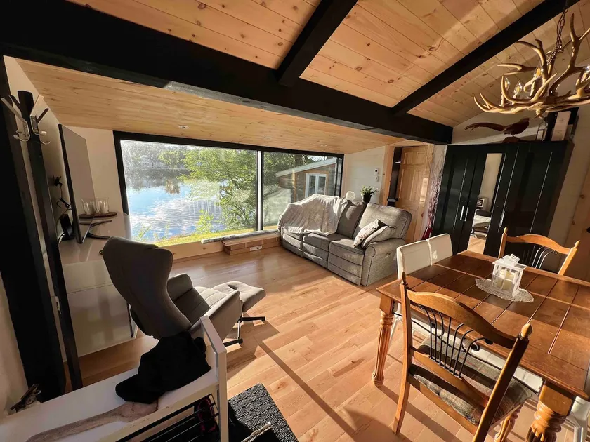 Beautiful lakeside cottage - Image 1