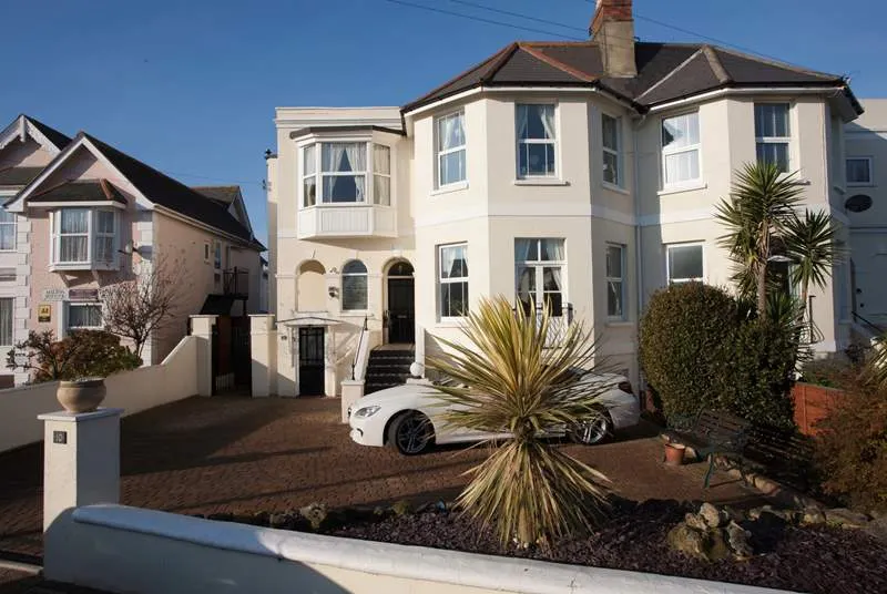 Self Contained apartment with owners living above - Image 1