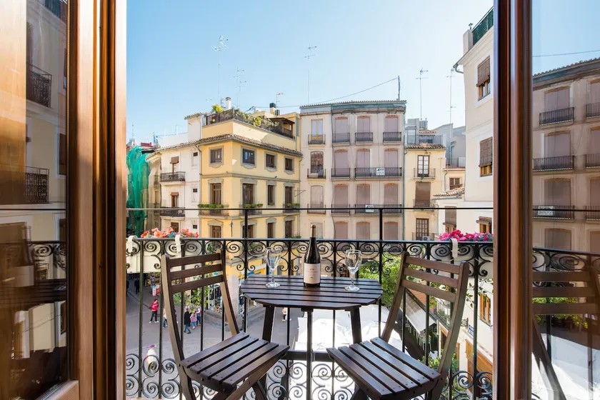 Sunny, New Home Overlooking Vibrant Plaza in Ciutat Vella - Image 1