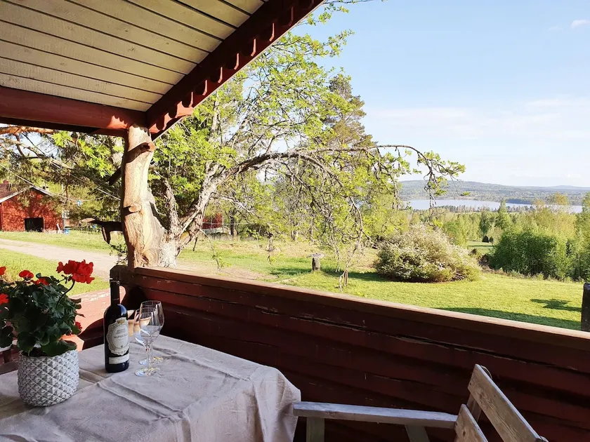 Cabin with spectacular lake view - Image 1