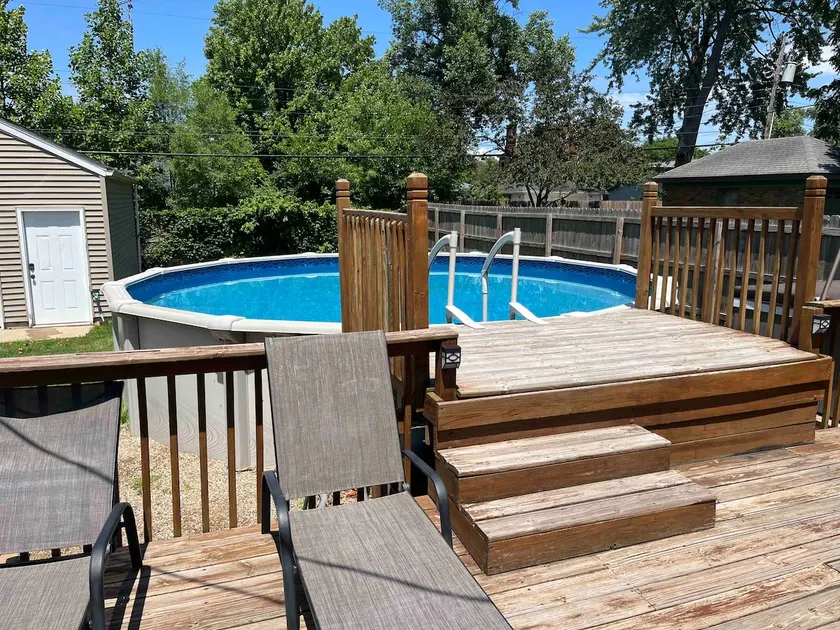 Year Round Hot Tub, Outdoor Pool, 3 Bedroom & Bar - Image 1