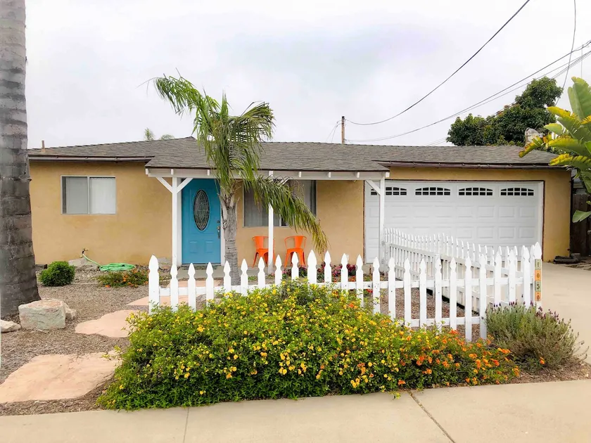Family Friendly Beach Cottage Near Dunes sleeps 8 - Image 1