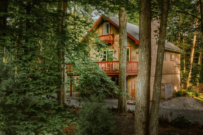 Cozy Pocono Pines Cabin/Steps to Lake Naomi - Image 1