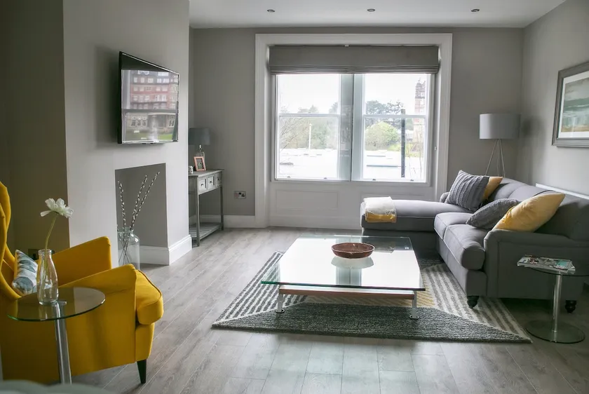 Beautiful Harrogate centre 2 bed with parking - Image 1