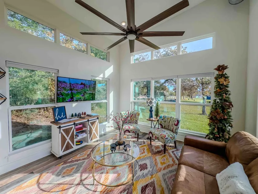 The Lake House, Pond, 3 Min to Lake, Pets Ok - Image 1