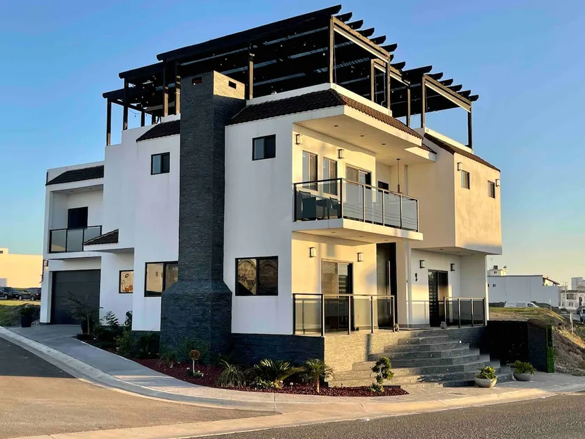 ~Villa Blanca~Luxury property w/180° Ocean Views. - Image 1