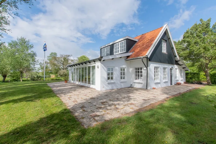 Beautiful detached country house with large garden! - Image 1