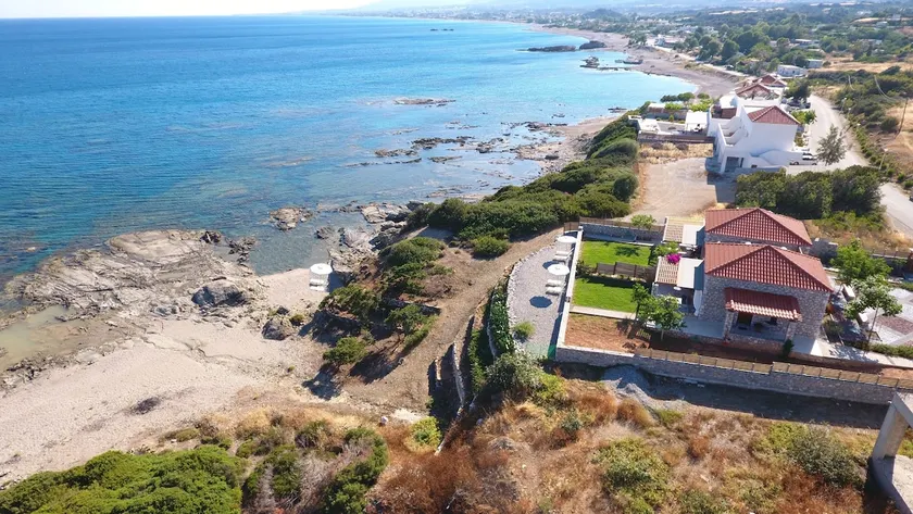 Smaragdi Beachfront Villa - Image 1