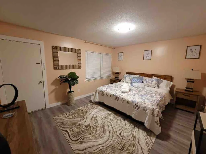 Elegant 2-bedroom pet-friendly villa w 2 parking spaces - Image 1