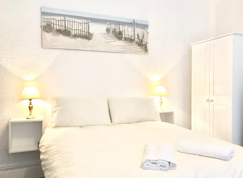 Studio for 2 (ground floor) in fashionable North Shore - Image 1