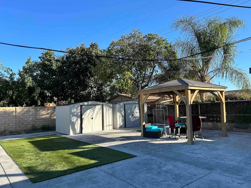 Two-bedroom semi-detached house with private entrance, quiet oasis in a busy area, and two dedicated parking spaces in the front yard - Image 1