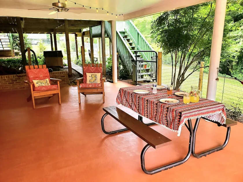 Comfy & Inviting Suite with Serene Garden Patio - Image 1