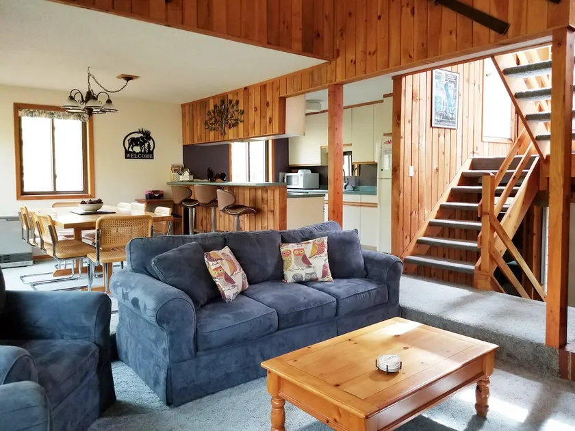 Beautiful Sunny Townhouse Home - Image 1