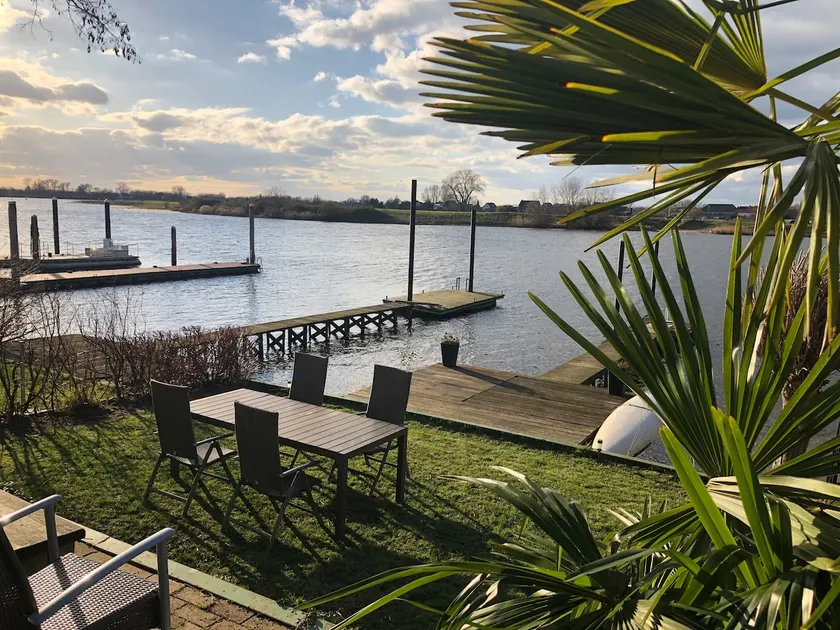 Waterfront chalet with private jetty and A/C. - Image 1