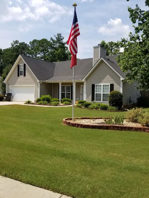 Quiet neighborhood with sidewalks & about a 15 min. walk to downtown Senoia. - Image 1