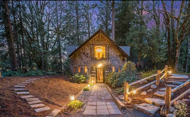 AMAZING!”Hobbit House” Log Cabin by Lake - Image 1