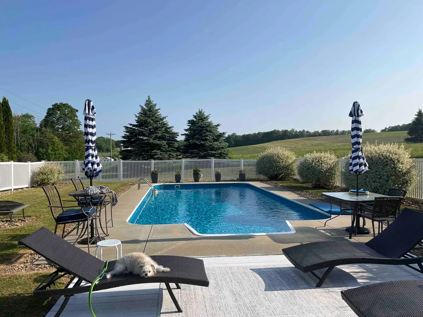 Beautiful Cottage on 5 acres with in-ground pool. - Image 1