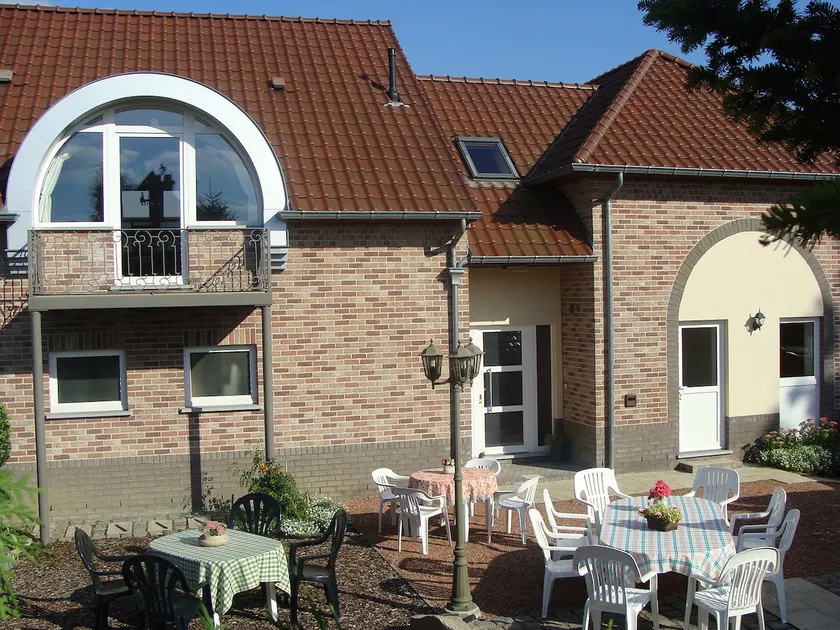 Square farm 3 km from Sint-Truiden/Haspengouw (B) - Image 1