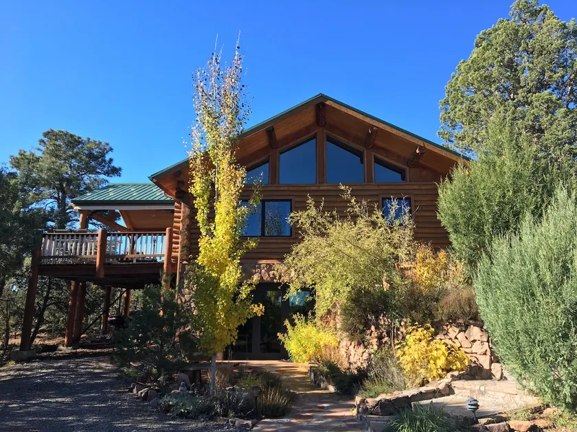 Cedar Crest Lodge - Image 1