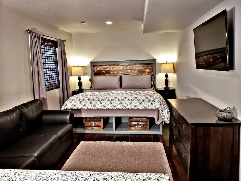 King Suite Pets Stay Free No Fees - Image 1