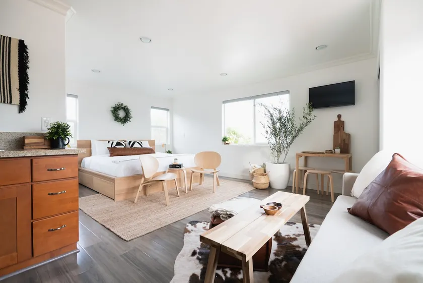 Designer Hollywood Space with Great Natural Light - Image 1