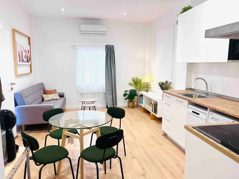 Comfortable and stylish apartment - Image 1