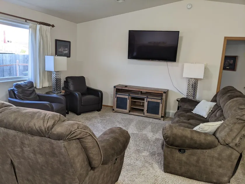 Comfortable 2 bedroom condo with attached garage - Image 1