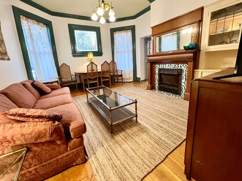 5Star Location 1ST FL Classic Victorian - Image 1