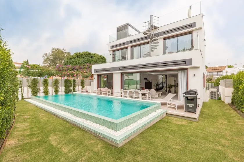 Brand-new Luxurious Modern Villa on the beach - Image 1