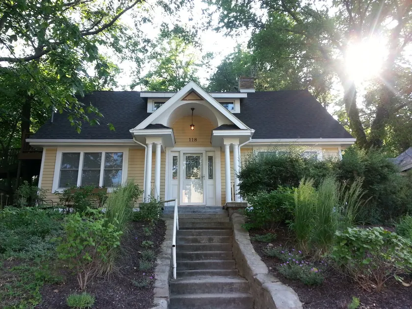 Vintage Lake Michigan Beach Cottage: 4br+loft,3ba-Sleeps 17 - Image 1