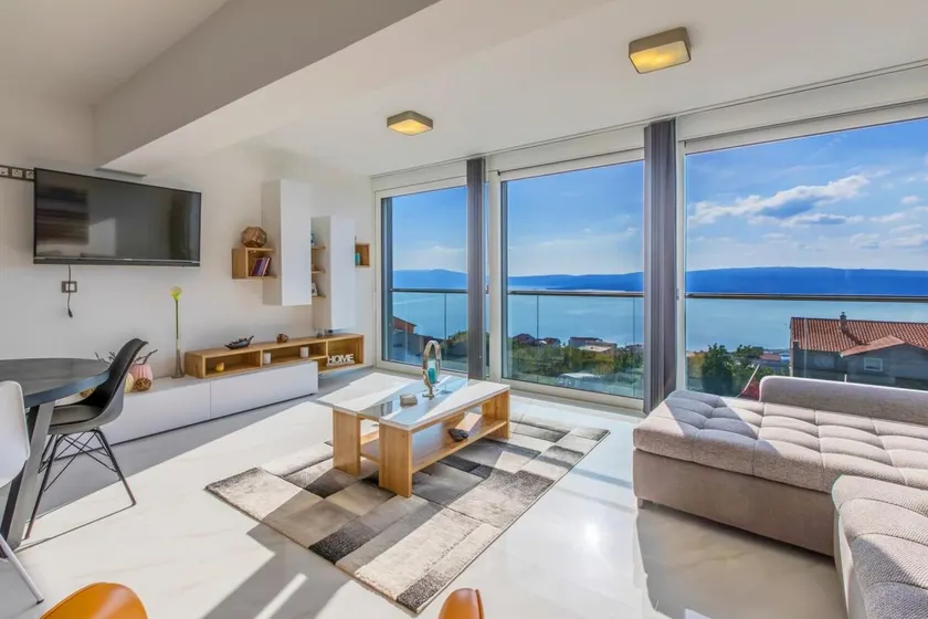 HR-10379-01 Luxury apartment with private hot tub - Image 1