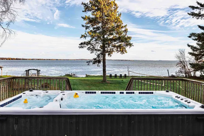 Lakefront 3 Bedroom House/Cottage Sanctuary - Image 1