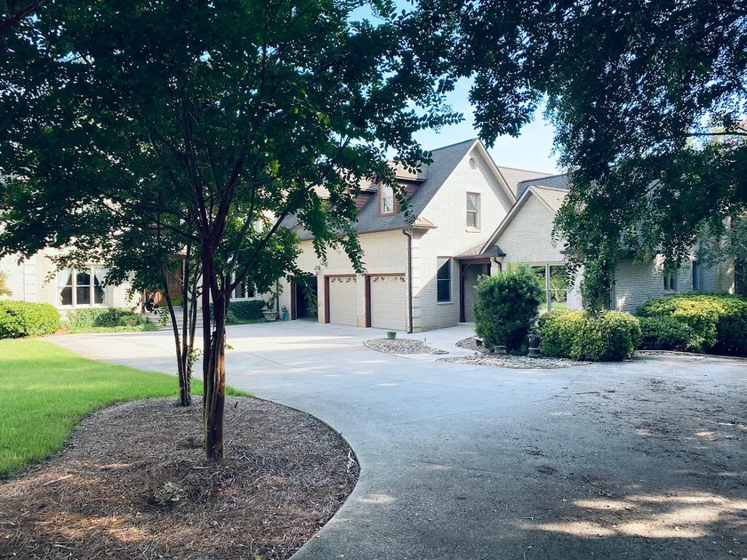 Cozy guesthouse on the lake - Image 1