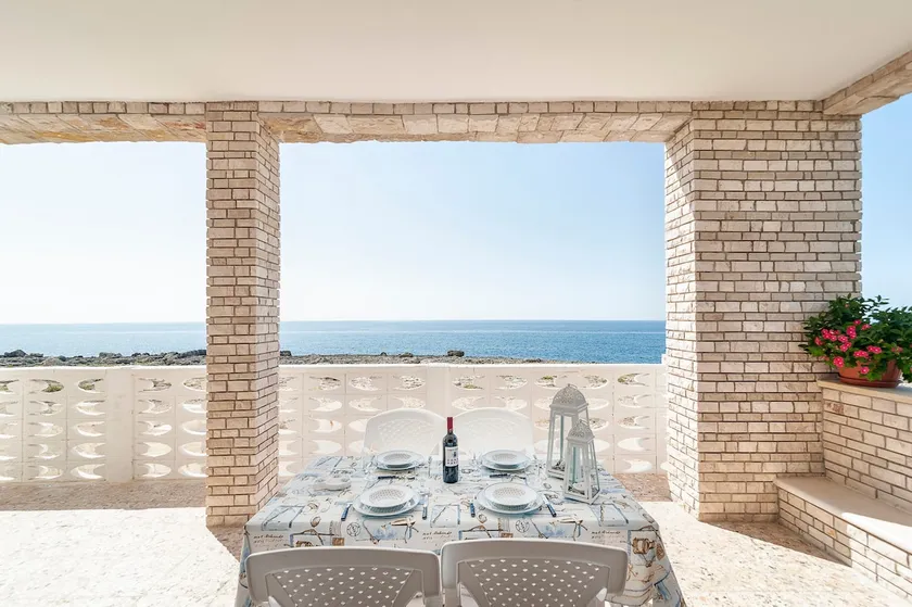 Villa by the sea - Image 1