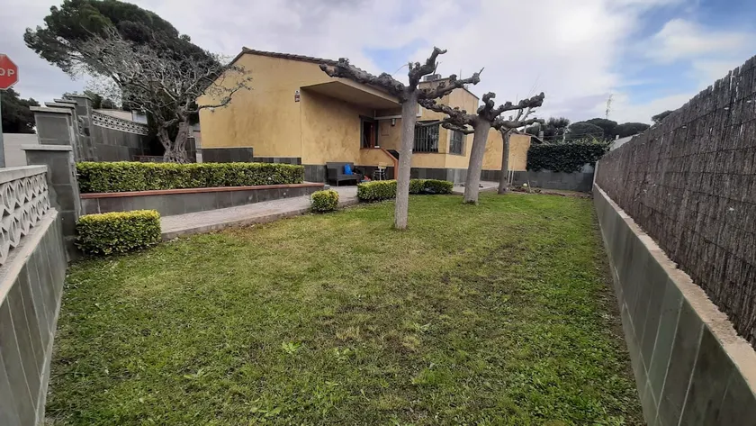 House in a quiet area with a garden near the beach - Image 1