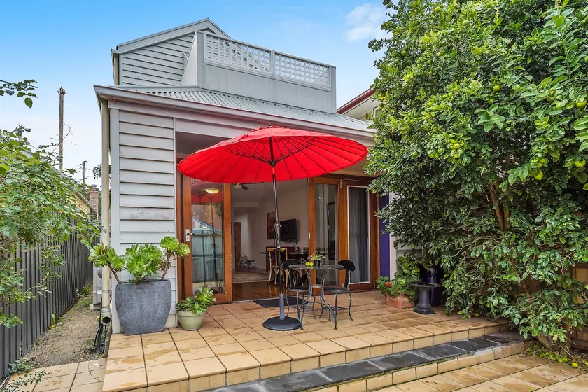 Courtyard Apartment close to train station - Image 1