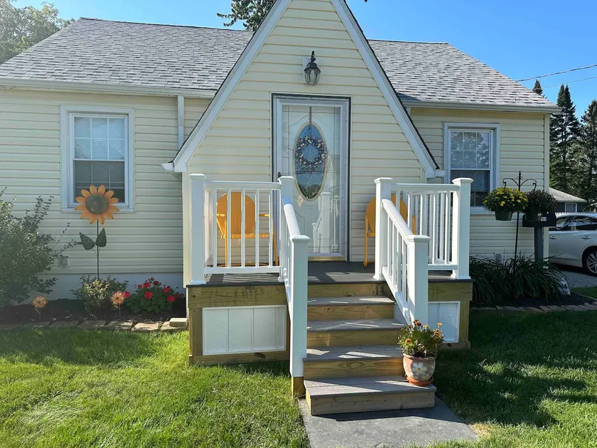 Charming 3-bedroom single home with parking - Image 1